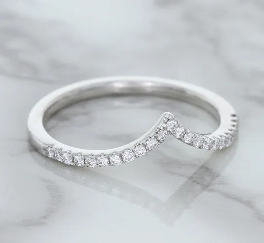 0.17ctw Diamond Pointed Band in 18K White Gold