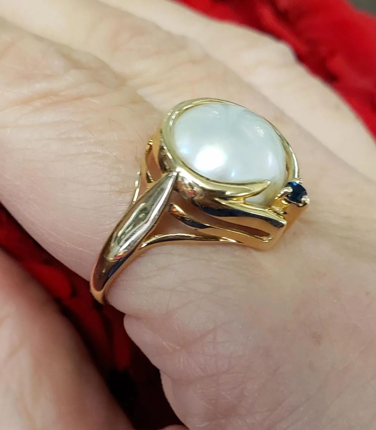 14k Yellow Gold Round Mabe Pearl & Sapphire Ring