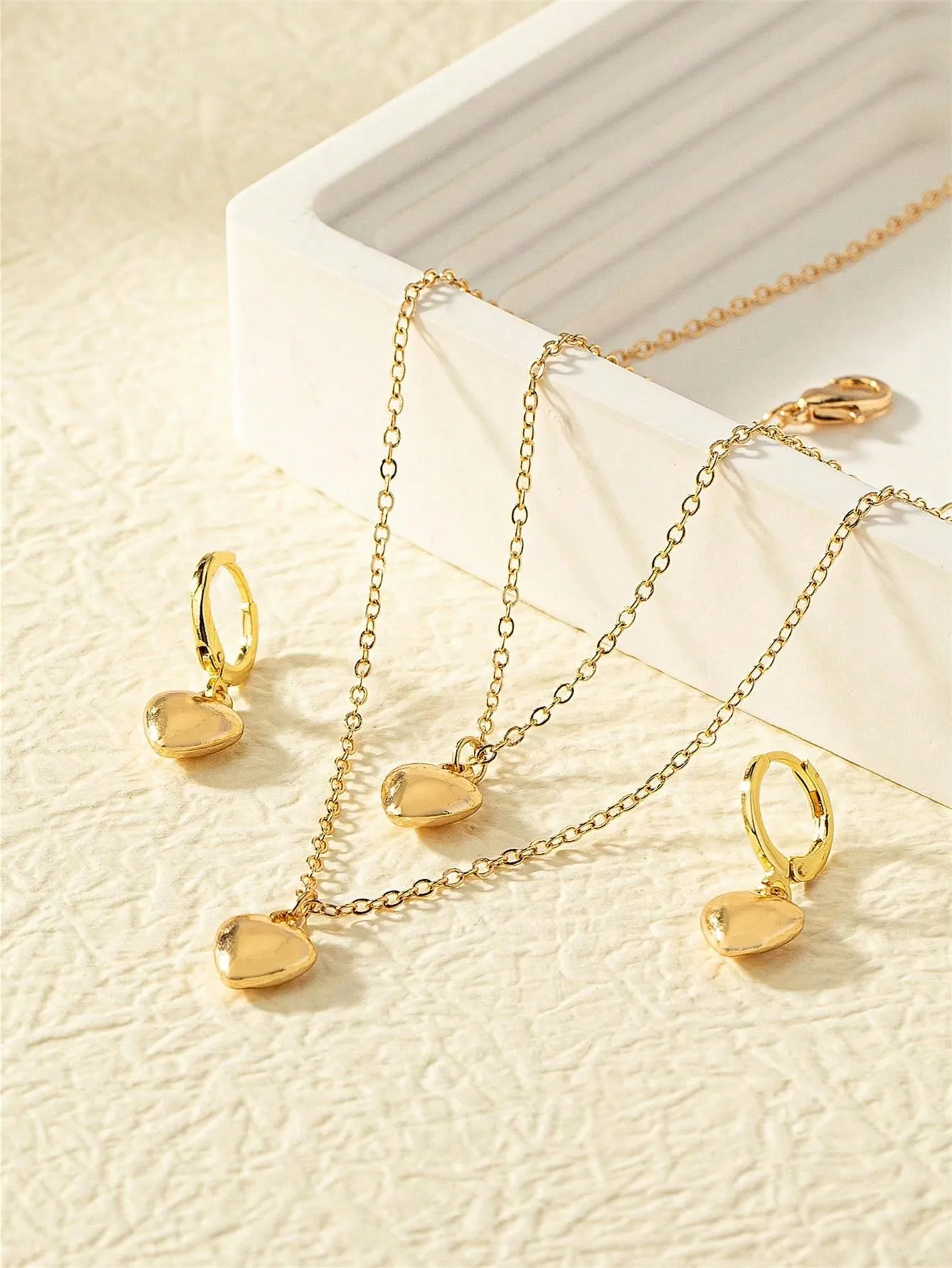 4pcs/set Heart Jewelry Set With Simple Heart Shaped Pendant Necklace & Bracelet & Huggie Earrings With Dainty Hollow Chain Adjustable Set For Girls & Women Birthday Gift