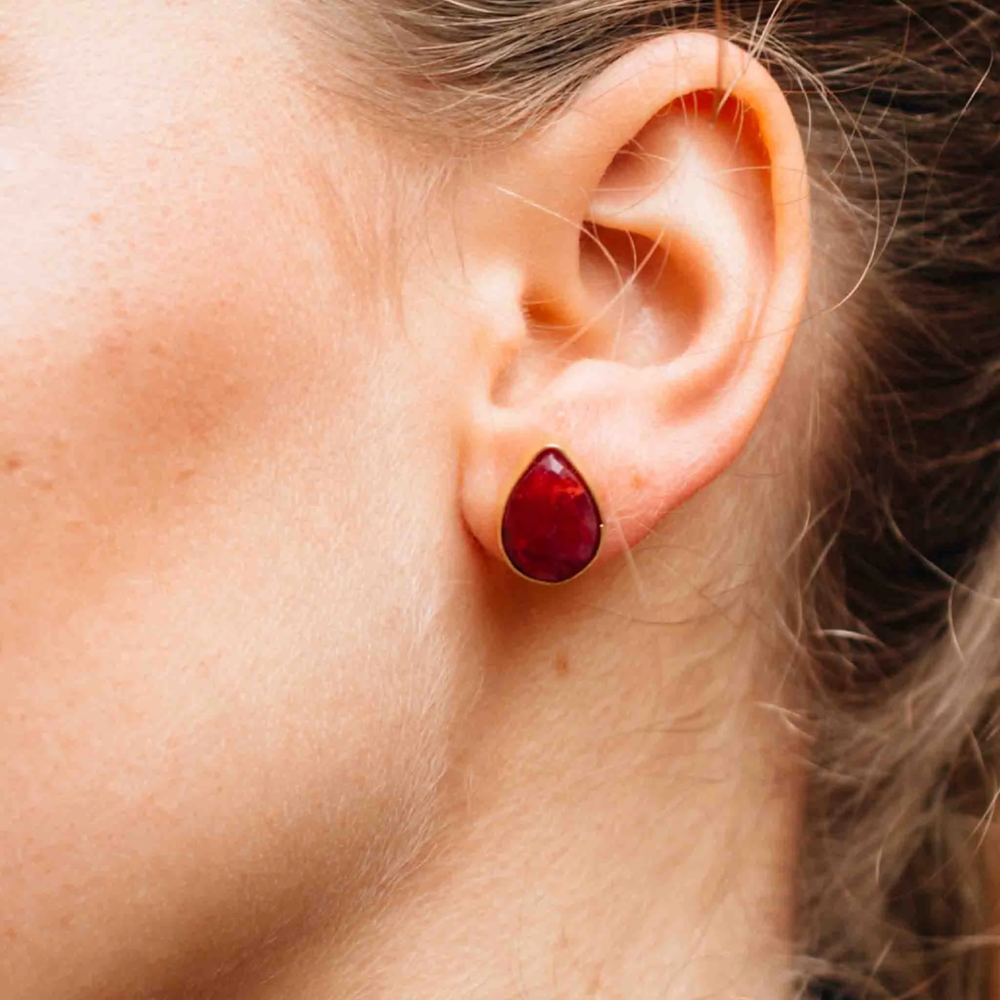 Ansoo Stud Earrings - Magenta