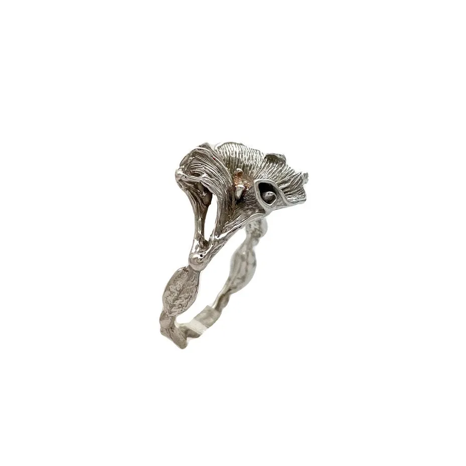 Blossom with a string of leaves around the band set with fancy brown orange diamond