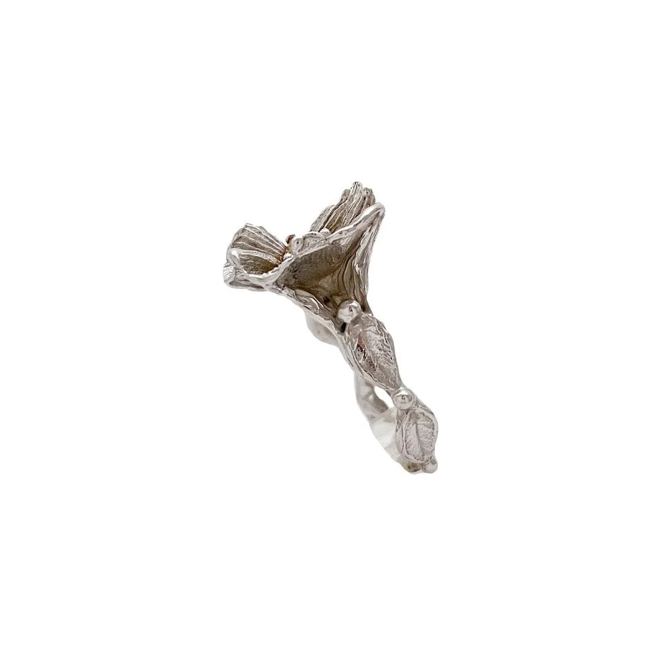 Blossom with a string of leaves around the band set with fancy brown orange diamond