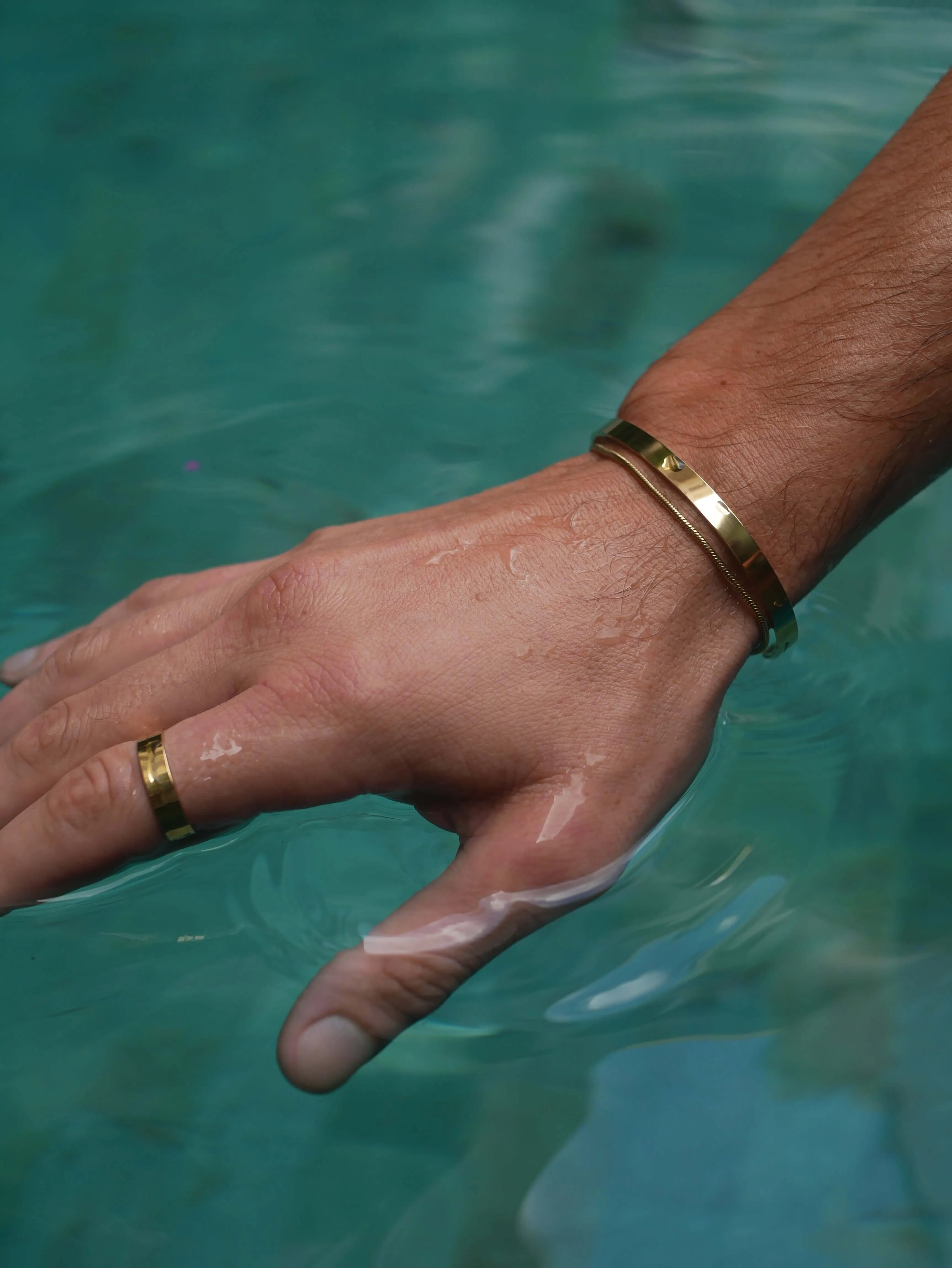 Elegant Stainless Steel Bangle – Gold-Coloured