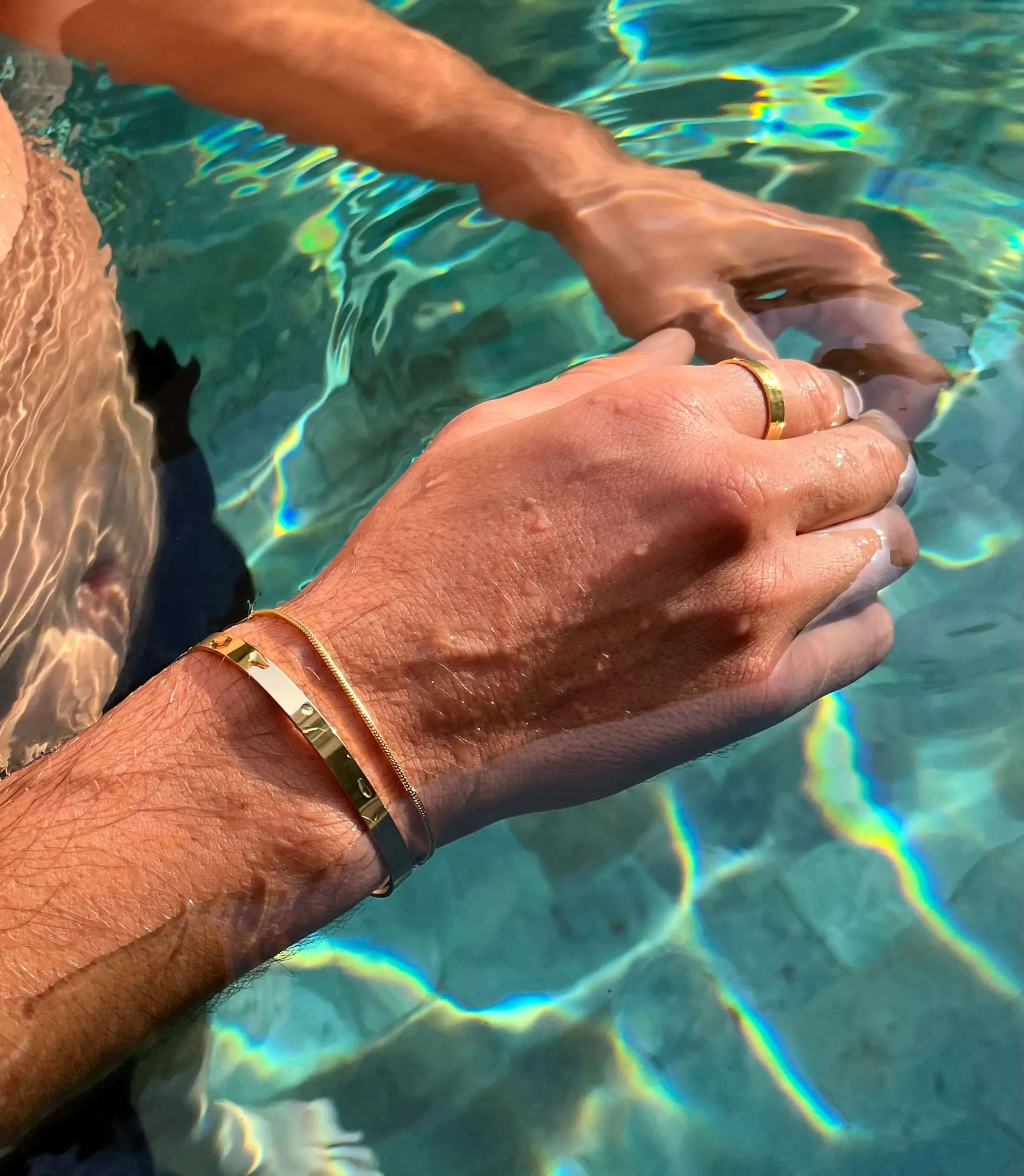 Elegant Stainless Steel Bangle – Gold-Coloured