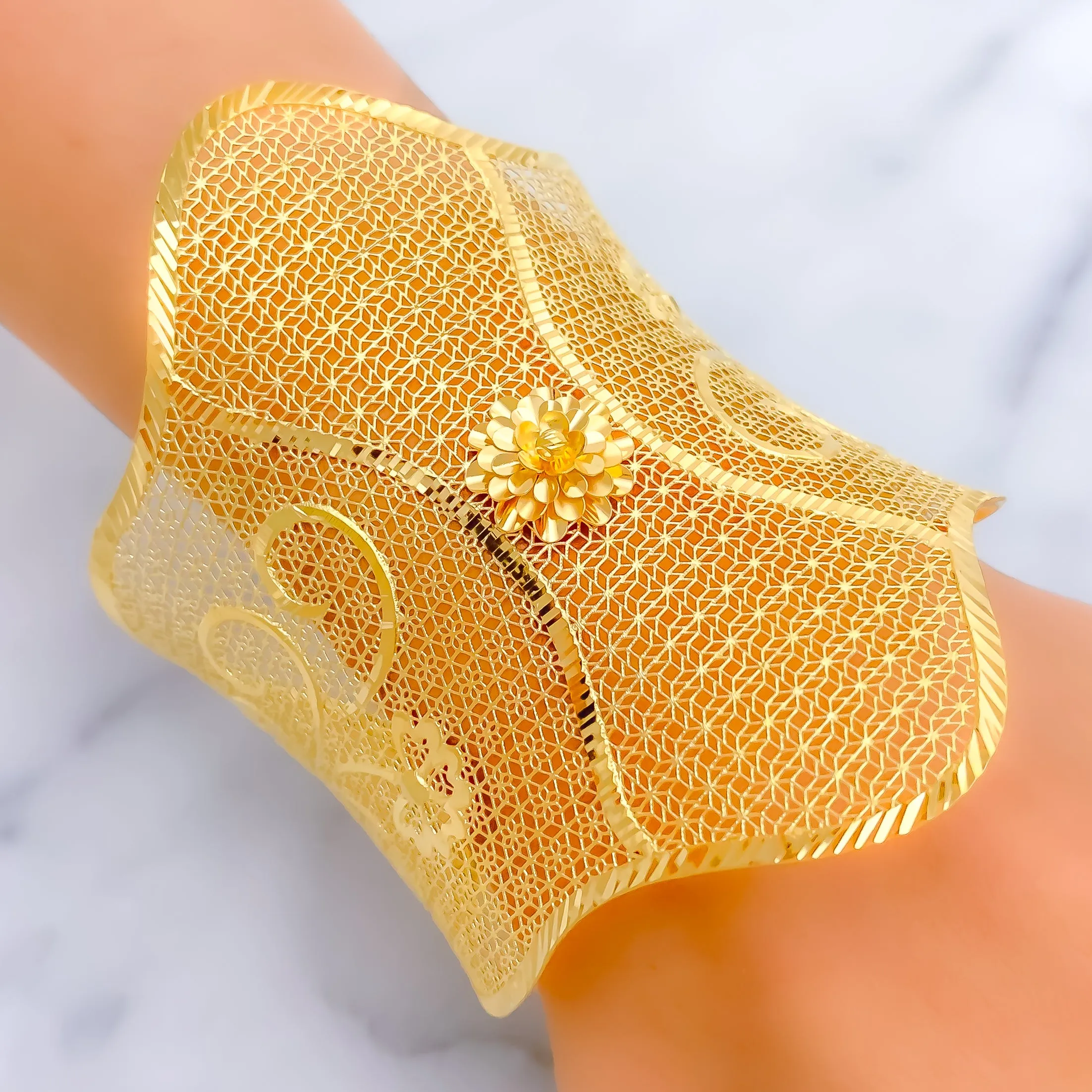 Exquisite Charming 21K Gold Bangle Bracelet