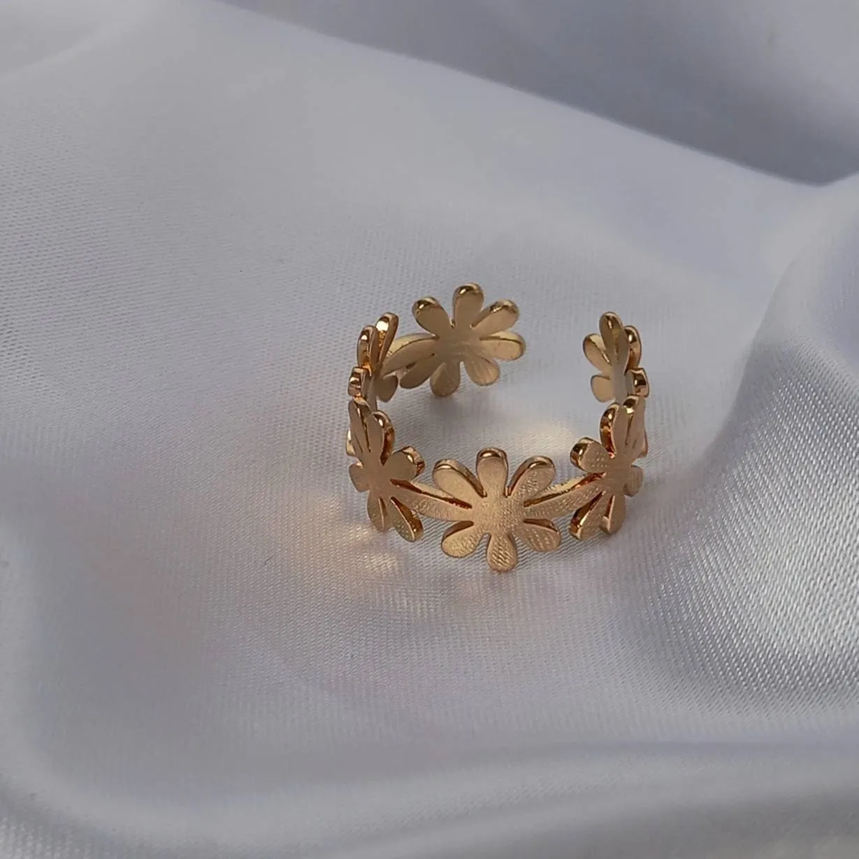 Gold Flower Rings - Gold Flower Jewellery In The UK,Floral Rings,Floral Jewellery,Gold Adjustable Ring In The UK,Daisy Rings,Daisy Jewellery
