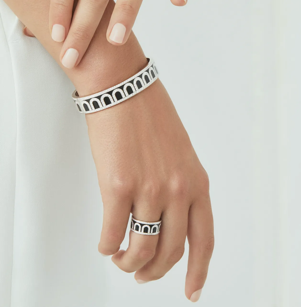 L'Arc de DAVIDOR Bangle GM, 18k White Gold with Lacquered Ceramic and Palais Diamonds