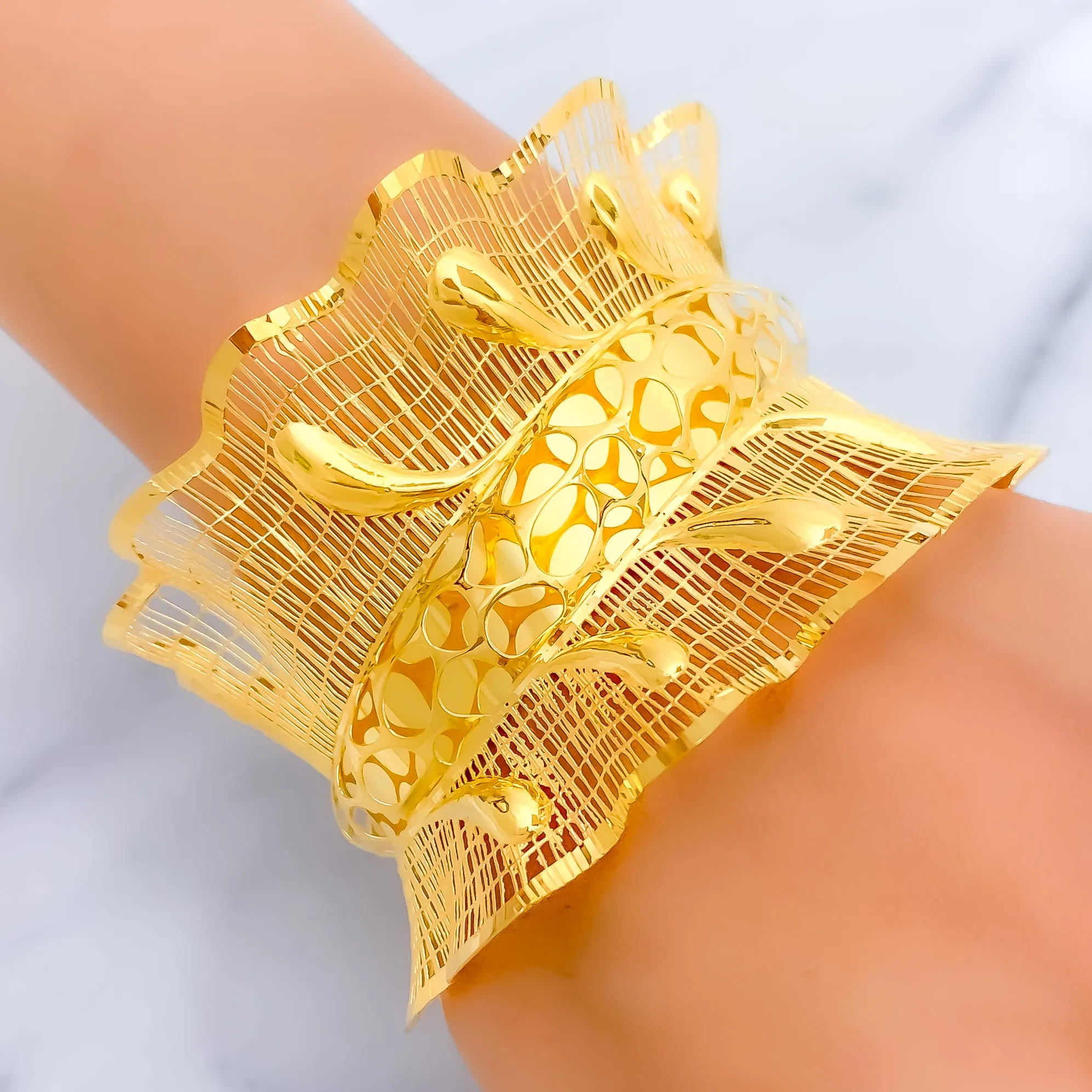 Ornamental Mesh Striped 21K Gold Bangle Bracelet