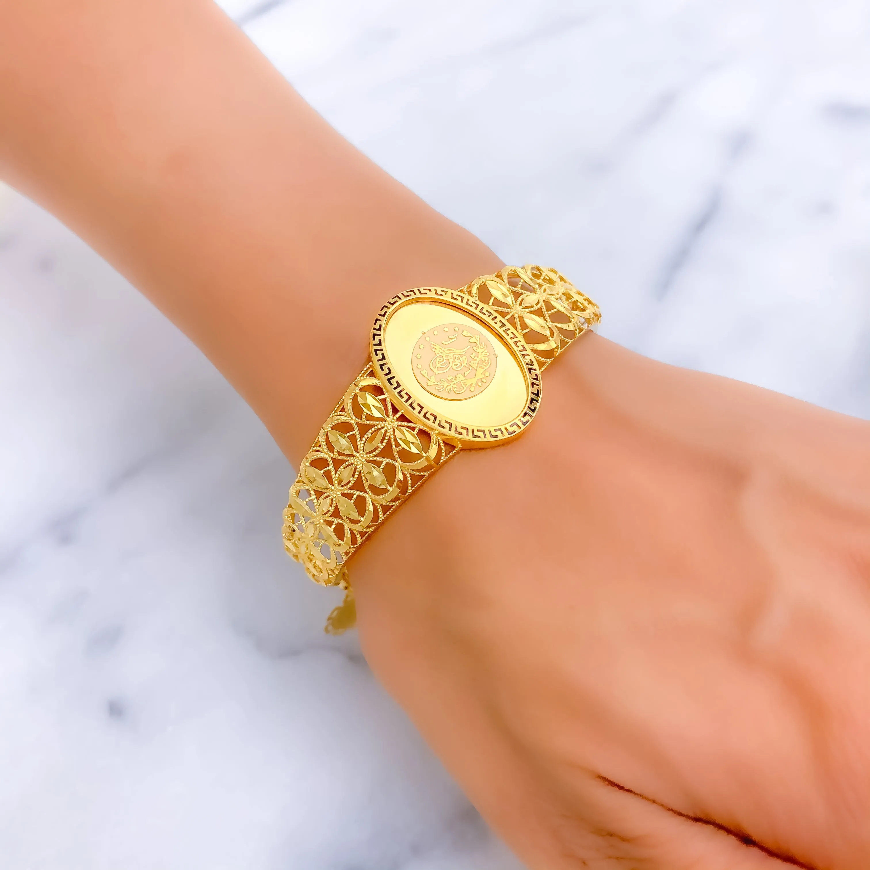 Reflective Leaf Adorned 21K Gold Flexi Bangle Bracelet