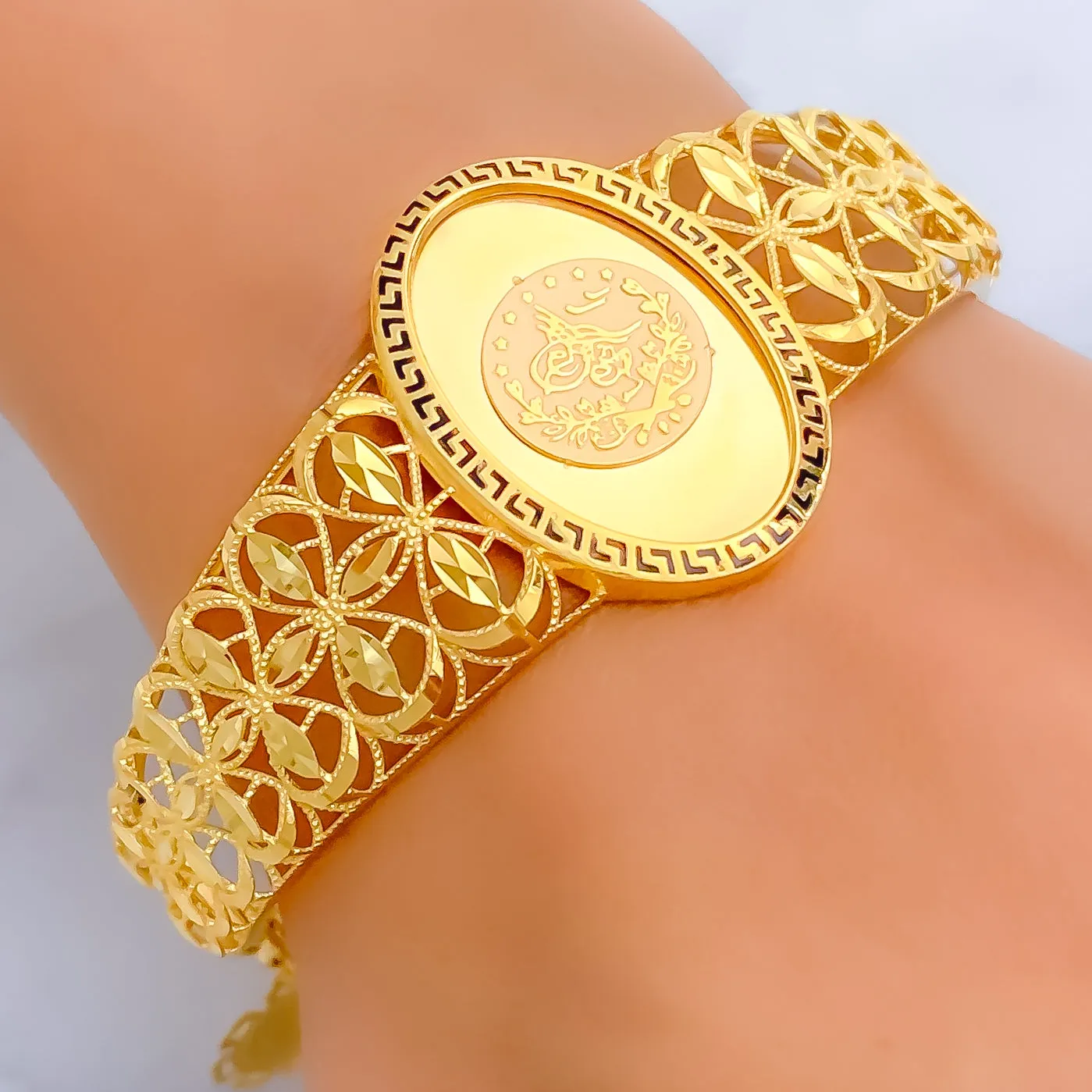 Reflective Leaf Adorned 21K Gold Flexi Bangle Bracelet