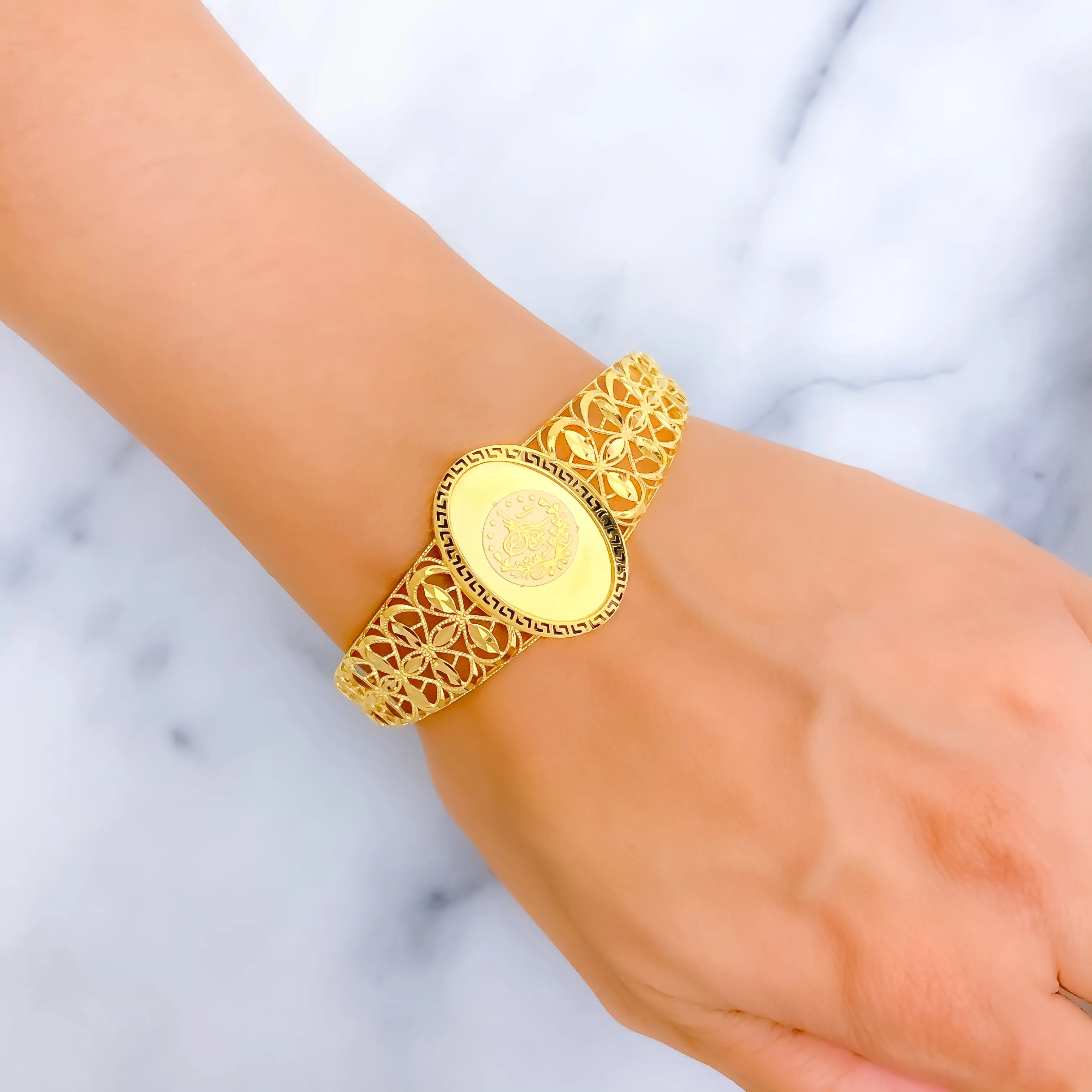 Reflective Leaf Adorned 21K Gold Flexi Bangle Bracelet