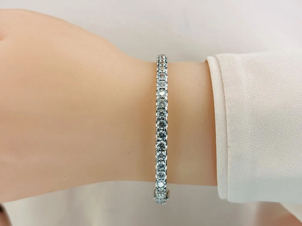 Shared Prong Oval Lab-Grown Diamond Bangle with 2.99 ct.(finished) 3.1mm