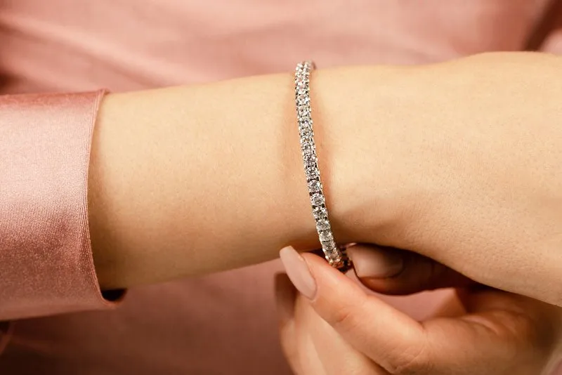 Shared Prong Oval Lab-Grown Diamond Bangle with 2.99 ct.(finished) 3.1mm