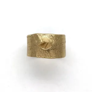 Textured band with mouth