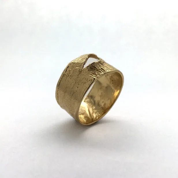 Textured band with mouth